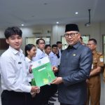 Wali Kota Fasha Serahkan SK CPNS Kota Jambi Lulusan PKN STAN